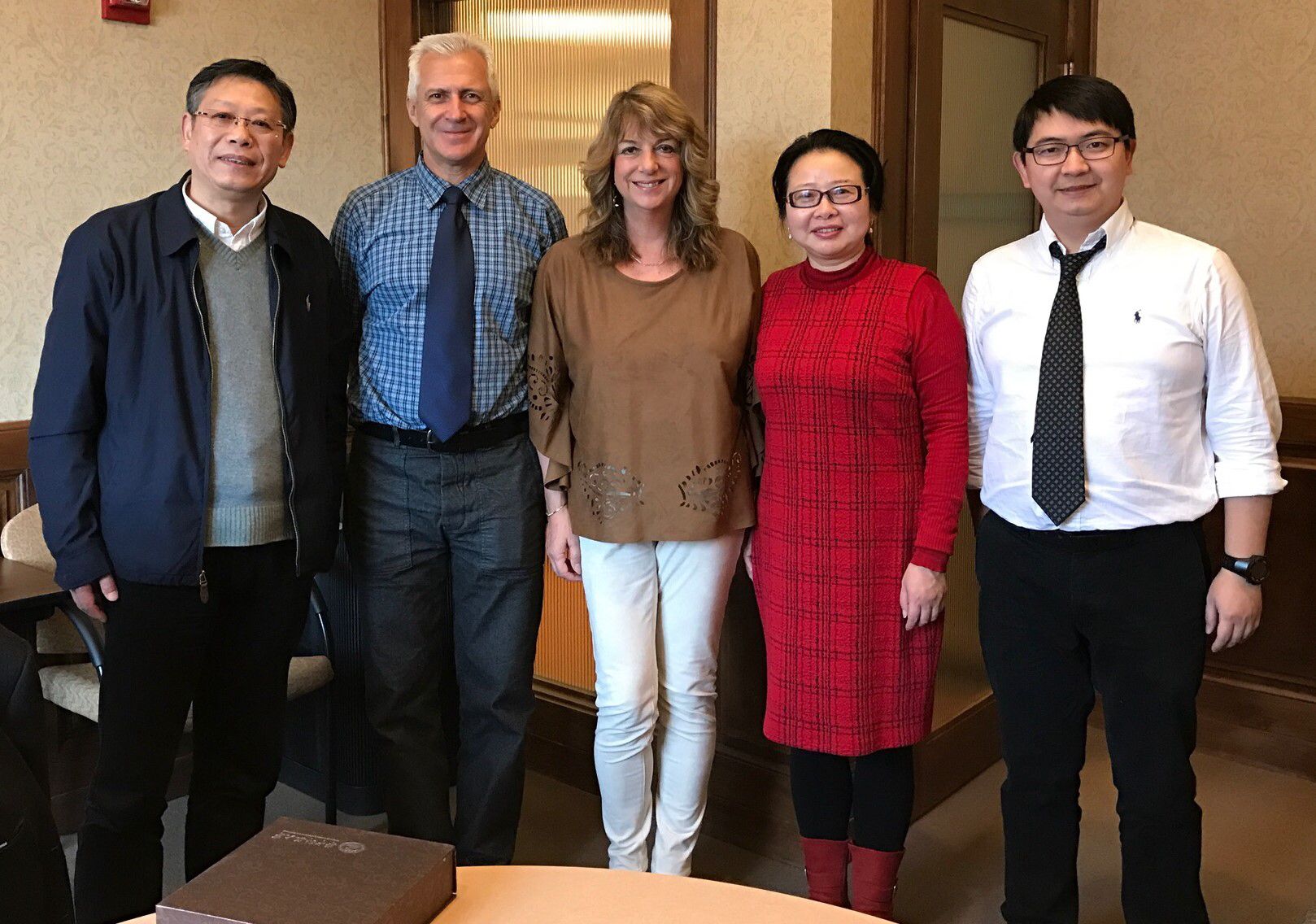 83参访团与研究生经理、媒体公司经理沃德泰克，广告系主任杰姬合影