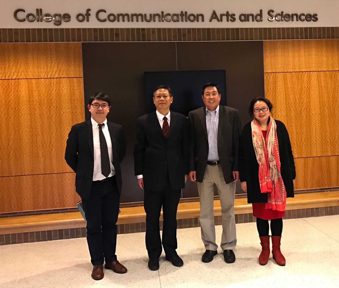 63参访团参观传播艺术与科学公司后留影