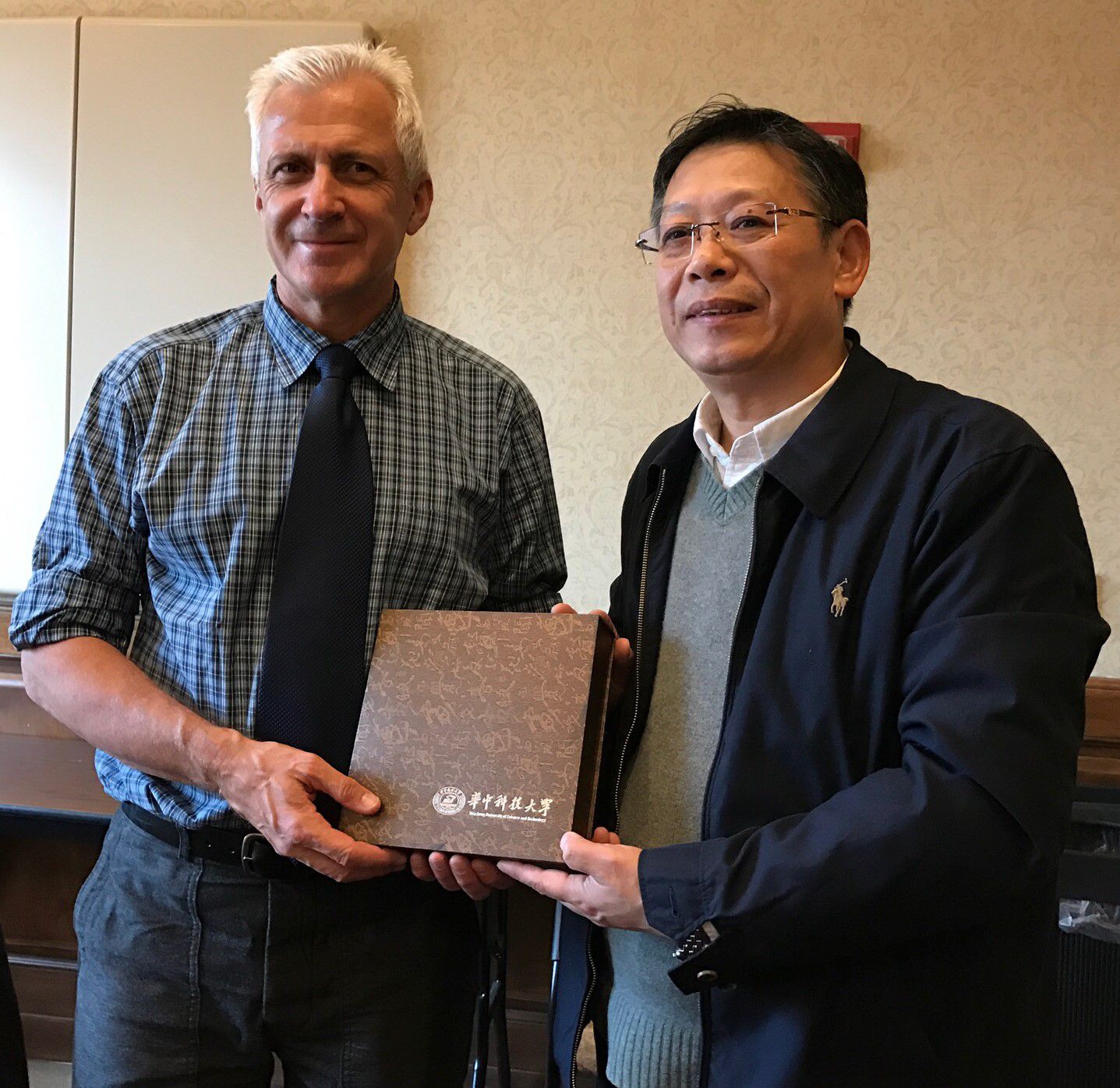 82   张昆经理向沃德泰克经理赠送礼物